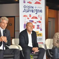 Jean-Pierre Brenas, Pierre Desprat et Fabrice Berthon, présentant le salon Origine Auvergne devant une affiche de l'évènement.