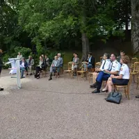 Une assistance réduite dans le jardin de la Préfecture.