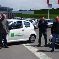 Les véhicules de service permettent aux salariés de se déplacer sur l’ensemble du département pour assurer les remplacements.