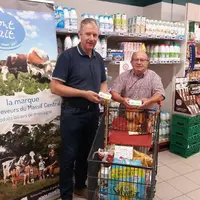 Chez Mont Lait, la communication se fait en direct du producteur au consommateur. Les éleveurs assurent eux-mêmes la promotion de leurs produits en ma