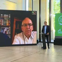 De gauche à droite, les experts Jean Viard et Christian Huyghe en liaison vidéo, le journaliste de Sud Ouest Stéphane Vacchiani en plateau, et l’anima