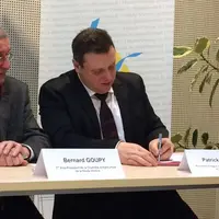 Patrick Bourrat signe la convention.