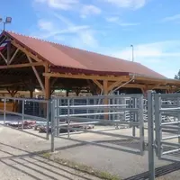 L’ancien bâtiment a été agrandi d’une ferme et deux appentis et réaménagé.