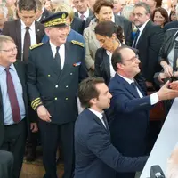 François Hollande salue les représentants des collectivités présents à Ester. De gauche à droite : Gérard Vandenbroucke, président de Région et Lauren