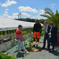 Mme Garcia, maître d’apprentissage, Yanis Bontemps, apprenti, M. Andrieu, directeur de la DDETSPP, et Mme Fournier, maire de Guéret.