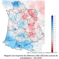 Rapport à la moyenne de référence 1981-2010 des cumuls de précipitation – été 2018.