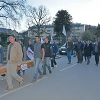 Défilé vers l'Hôtel des Impôts.