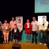Remise de prix : de gauche à droite : Earl Pollet, Prissac (36) : Trophée « jeune engraisseur de génisses » ; Gaec Tissier, Saint-Sulpice-le-Dunois (2