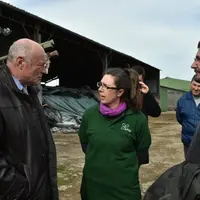 Alain Rousset, le président de la Nouvelle-Aquitaine (à gauche) est allé à la rencontre d’agriculteurs de la zone atelier en compagnie de Vincent Bret