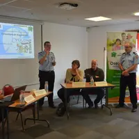 De gauche à droite, le colonel Vincent Nezan, directeur adjoint départemental, le colonel Frédéric Delcroix, directeur départemental, Jeanette Meerman