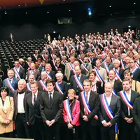 Le ministre de l’Agriculture, Julien Denormandie (au centre) est revenu en terres puydômoises pour porter le message de soutien du Gouvernement aux ma