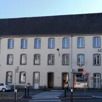 La façade de la Cité administrative sur la place Bonnyaud à Guéret.