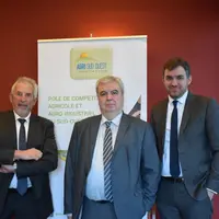 De g. à dr. Jean-Pierre Raynaud vice-président du Conseil régional Nouvelle-Aquitaine en charge de l’agriculture, Daniel Segonds et Vincent Costes, re