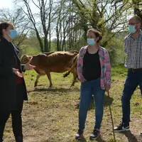La sous-préfète à la relance Alice Mallick et les gérants du Gaec du Veau d’Or, Amélie Azam et Pierre-Alexandre Bec.
