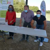 De gauche à droite : Virginie Darpheuille, préfète de la Creuse, Chrisian Arvis, président d’AgriEmploi23, et Alexis Balage, signant le contrat de tra