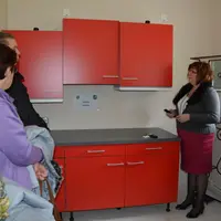 Les placards automatisés montent et descendent à la demande pour faciliter leur accès.