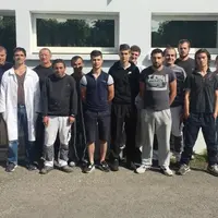 Les stagiaires sont fiers de leur diplôme.