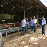 M. Monteil, agriculteur et maire du Chauchet, a accueilli les autorités pour faire le point sur les dégâts.