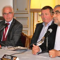 De gauche à droite : Roger Blanc, Jacques Chazalet et Ali Ahani, ambassadeur extraordinaire de la République islamique d’Iran en France.