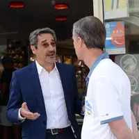 Serge Papin (PDG de Système U) et Thierry Roquefeuil (président de la FNPL) devant un magasin U Express parisien, le 13 juin dernier.