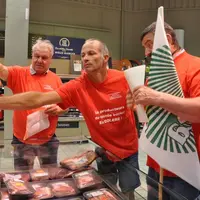 Une délégation des éleveurs du Berceau des races à viande en action syndicale à Carrefour à Thiers.