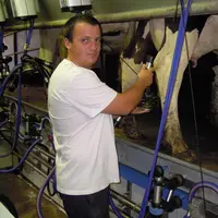 Après quelques semaines en CDD, Cédric Lafont est désormais en CDI et partage son temps entre les Gaec Vialle, de Puy l’Aiguille et de Felgines.