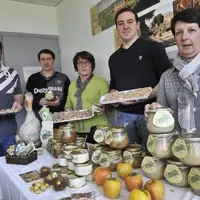 Olivier Delpy, Emmanuel Carboniere, Anne-Marie Chauzu,Bertrand Iss-Artier et Nadine Buge avec une partie des produits de la marque.