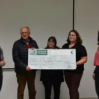 Les représentantes de la Commission des agricultrices remettent leur chèque à la Ligue contre le Cancer.