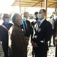 Jean Castex en discussion avec Jean-Paul Dauge, agriculteur retraité, aux côtés du maire de Luzillat, Claude Raynaud, d’André Chassaigne et de Julien