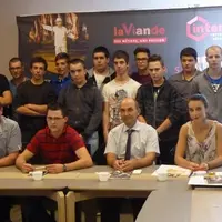 Les élèves du CAP boucherie 2e année du CFA du Moulin Rabaud à Limoges. Avec au premier rang de gauche à droite : Nicolas Dubois, président du syndica