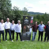 Les organisateurs du Sommet et les acteurs de la race limousine, réunis, jeudi dernier, sur l’exploitation de la famille Coudert à Sugères, dans le Pu