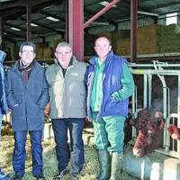 Alain Cazac (second en partant de la gauche) est venu le 17 janvier sur l’exploitation de Michel Trepsat présenter avec ses partenaires - Denis Coster