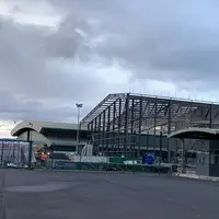 Les travaux de construction de la seconde halle avancent à grands pas.