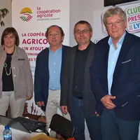 Gérard Rodange, président de Coop de France Rhône-Alpes Auvergne, entouré par des représentants de la Coopérative Dauphinoise (Isère) et l'Union des c