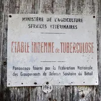 Dès 1954, les étables contrôlées peuvent bénéficier de plaques vendues par le GDS et apposées sur les portes afin d’identifier les élevages sains. Le