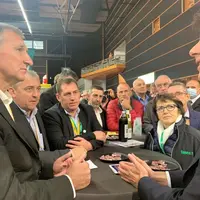 Entretien sur le stand de la FRSEA avec les responsables professionnels.