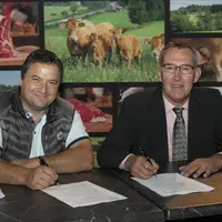 À gauche, Michel Queille, président de l'Association du veau sous la mère et à droite Jean-Pierre Bonnet, président de Limousin Promotion.