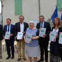 Mme la ministre, entourés des cinq auteurs du rapport de Mme la Préfète de l’Allier.