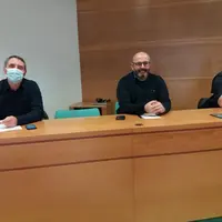 Emmanuel Bernard, Bruno Dufayet et Jonathan Janichon face aux représentants des éleveurs de la région Auvergne Rhône-Alpes le 16 février à Aubière (63