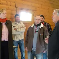 Patrick Bigouret, un des gérants de la SARL « Au bon goût Creusois » entouré de Dominique-Claire Mallemanche, préfète de la Creuse et Jean Auclair, ma