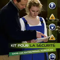 Lors de cette formation, un kit de sécurité comprenant des panneaux reprenant l’affichage obligatoire et des planches d’autocollants sur les risques e