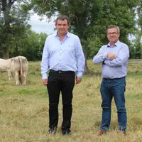 Pascal Langevin, président du Herd Book Charolais et Hugues Pichard, président de Charolais France, à la Ferme du Marault.