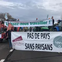 Dès 10 heures, dans l’Est de Lyon, une trentaine de tracteurs se sont rassemblés le long de la D1084 à Beynost.