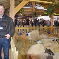Olivier Bernard est éleveur en Haute-Loire. Il est le chef de file de la race noire du Velay.