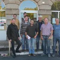 M. Leclere entouré de son comité de soutien au palais de justice de Guéret le 1er septembre.
