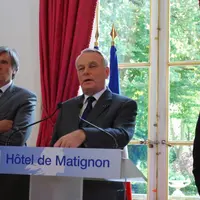 Le Premier Ministre Jean-Marc Ayrault entouré de Stéphane Le Foll, ministre de l'agriculture, et de Guillaume Garot, minsitre délégué à l'agroalimenta