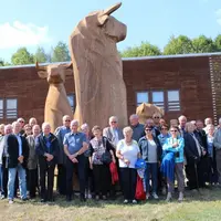 Le groupe devant les célèbres statues en bois du Pôle de Lanaud.