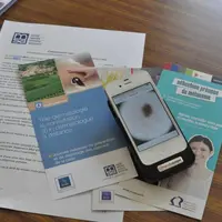 De la documentation est remise lors de la visite. Les grains de beauté suspects sont photographiés et les images transmises à un dermatologue pour sec