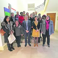 M. Andrieu entouré des participantes aux ateliers lors de la synthèse du 14 décembre.