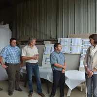 Mme Arrighi a été attentive et très intéressée par les explications des professionnels.